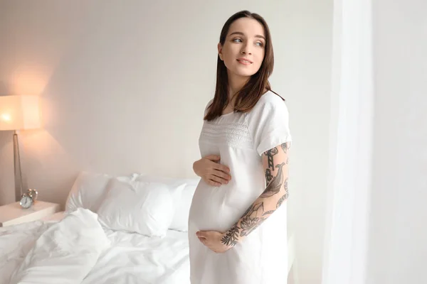 Mulher grávida bonita em casa de manhã — Fotografia de Stock