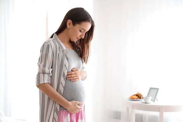 Beautiful pregnant woman at home in morning — Stock Photo, Image