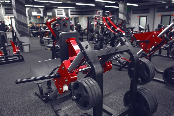 Interior do ginásio moderno com máquinas de exercício — Fotografia de Stock