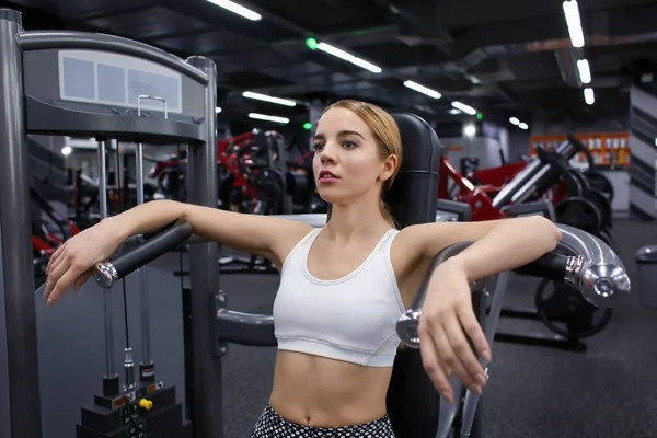 Ung kvinna vila efter övningar i modernt gym — Stockfoto