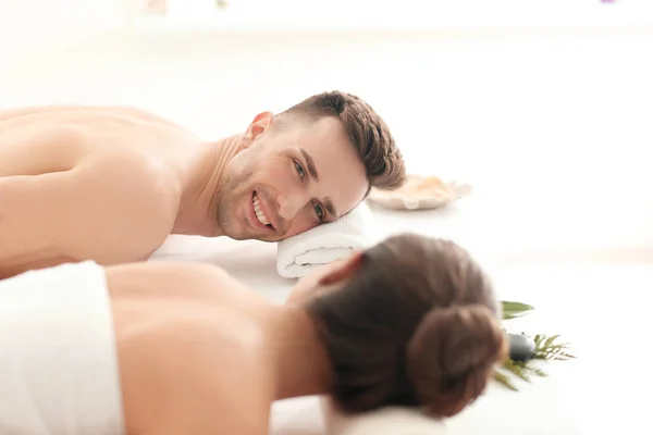 Giovane coppia rilassante nel salone spa — Foto Stock