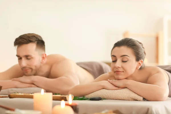 Tineri cuplu relaxare în salon spa — Fotografie, imagine de stoc