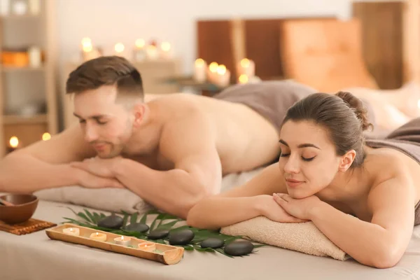 Pasangan muda yang santai di spa salon — Stok Foto