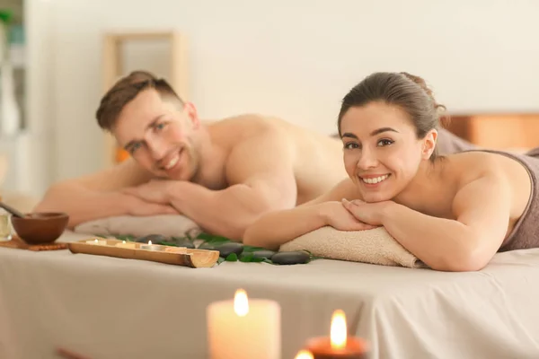 Jeune couple relaxant dans un salon de spa — Photo