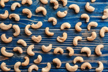 Ahşap arka plan üzerinde dağınık kaju fıstığı