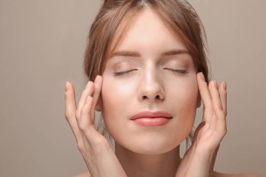 İpeksi cilt gri arka plan üzerinde olan güzel kadın