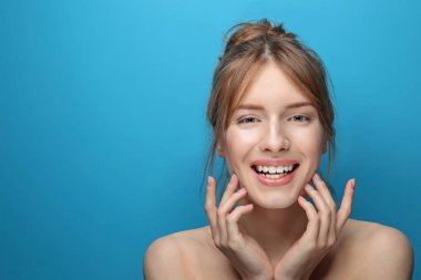 İpeksi cilt renk arka plan üzerinde olan güzel kadın