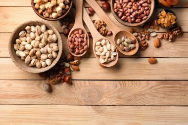 Ahşap arka plan üzerinde farklı fındık ile kompozisyon