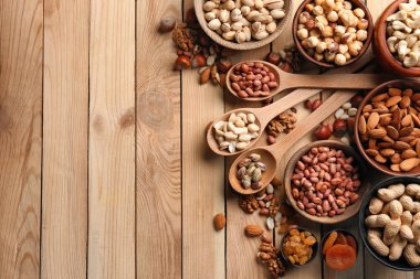 Ahşap arka plan üzerinde farklı fındık ile kompozisyon