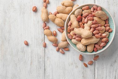 Ahşap zemin üzerine fıstık ile kase