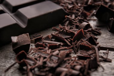 Ahşap masa, tatlı olarak çikolatalı bukleler