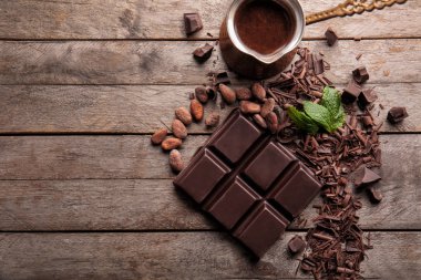Çikolata ve kahve ahşap masa üzerinde kompozisyonu