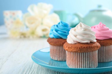 Plaka masada lezzetli kekler. Anneler günü kutlama