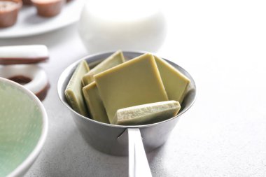 Tablo çikolata parçaları ile çanak