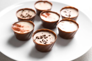 Plaka, closeup lezzetli çikolata şekerleme