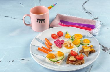 Yaratıcı kahvaltı plaka üzerinde çocuklar için. Ekmek tarifi fikirler