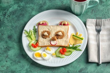 Yaratıcı kahvaltı plaka üzerinde çocuklar için. Ekmek tarifi fikirler