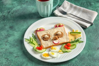 Yaratıcı kahvaltı plaka üzerinde çocuklar için. Ekmek tarifi fikirler
