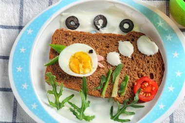 Yaratıcı kahvaltı tabağı, closeup çocuklar için. Ekmek tarifi fikirler