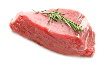 Beyaz arka plan üzerinde rosemary ile taze çiğ et