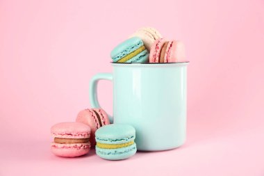 Kupa ile lezzetli macarons renk arka plan üzerinde