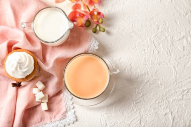 Dokulu masada sıcak masala çay ile kompozisyon