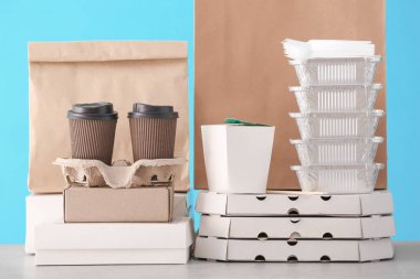 Tablo üzerinde farklı paketleri. Gıda dağıtım hizmeti