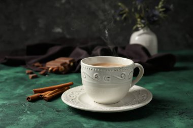 Sıcak masala çay tablo