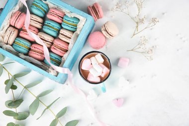 Lezzetli macarons, şekerleme ve kupa kahve ışık arka plan üzerinde düz yatıyordu kompozisyonu