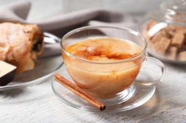 Sıcak masala çay tarçın ile ahşap masa üzerinde sopa