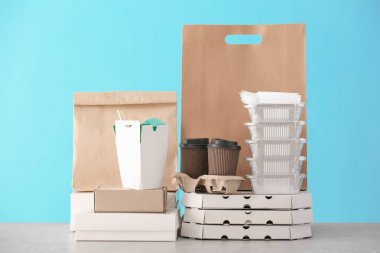 Tablo renkli arka plan üzerinde farklı paketler. Gıda dağıtım hizmeti