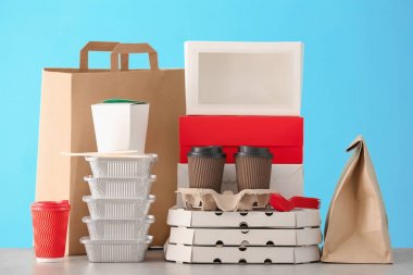 Tablo renkli arka plan üzerinde farklı paketler. Gıda dağıtım hizmeti