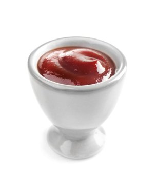 Beyaz arka plan üzerinde barbekü sosu ile kase