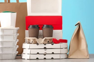 Tablo üzerinde farklı paketleri. Gıda dağıtım hizmeti