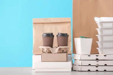 Tablo renkli arka plan üzerinde farklı paketler. Gıda dağıtım hizmeti