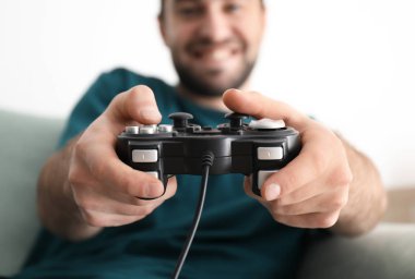 Evde Video Oyunları Oynayan Genç Adam