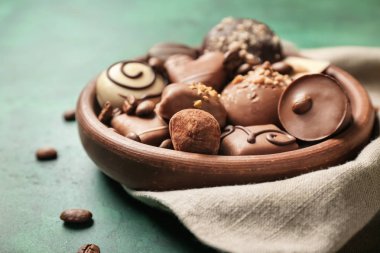 Tablo farklı lezzetli çikolata şekerleme ile kase