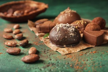 Dokulu tablo farklı lezzetli çikolata şekerleme