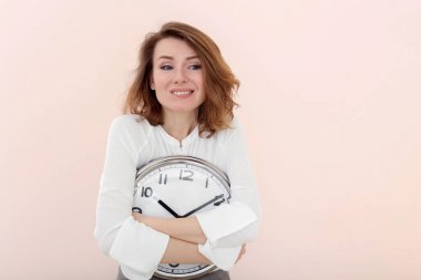 Olgun kadın ile saat renk arka plan üzerinde. Zaman yönetimi kavramı