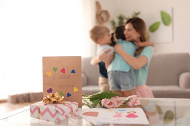 Güzel şirin küçük çocuklar anneleri tablo için hediyeler