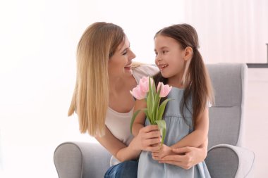 Onun sevimli küçük kızından evde çiçek alma anne