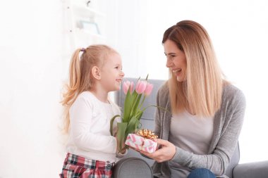 Onun sevimli küçük kızından evde çiçek alma anne