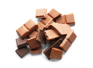 Karanlık ve beyaz zemin üzerine sütlü çikolata