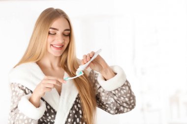 Genç kadın banyoda Diş Temizleme