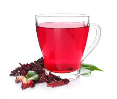 Beyaz arka plan üzerinde ebegümeci çayı ile cam fincan