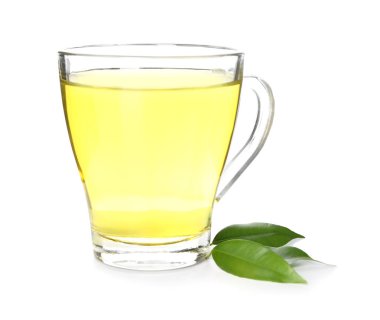 Beyaz zemin üzerine lezzetli yeşil çay ile cam fincan