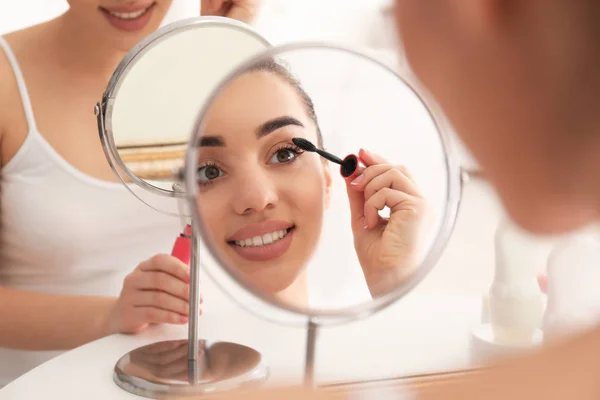 Joven hermosa mujer aplicando maquillaje en la mañana — Foto de Stock