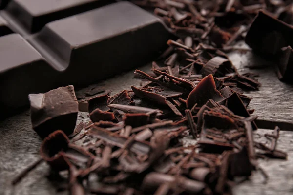 Ahşap masa, tatlı olarak çikolatalı bukleler — Stok fotoğraf