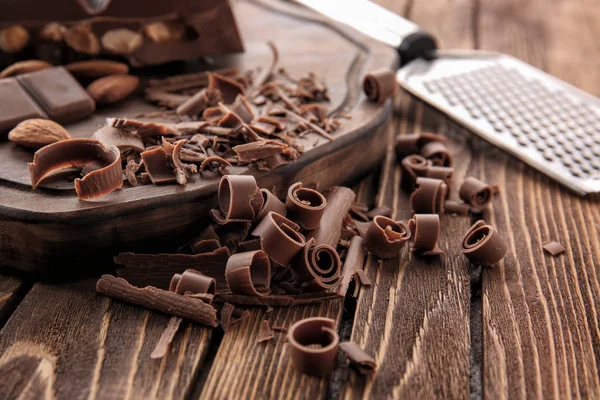 Locken aus Schokolade auf Holztisch — Stockfoto
