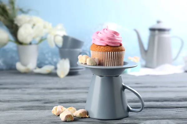 Plate and cup with tasty cupcake on table. Mother's Day celebration — Stock Photo, Image